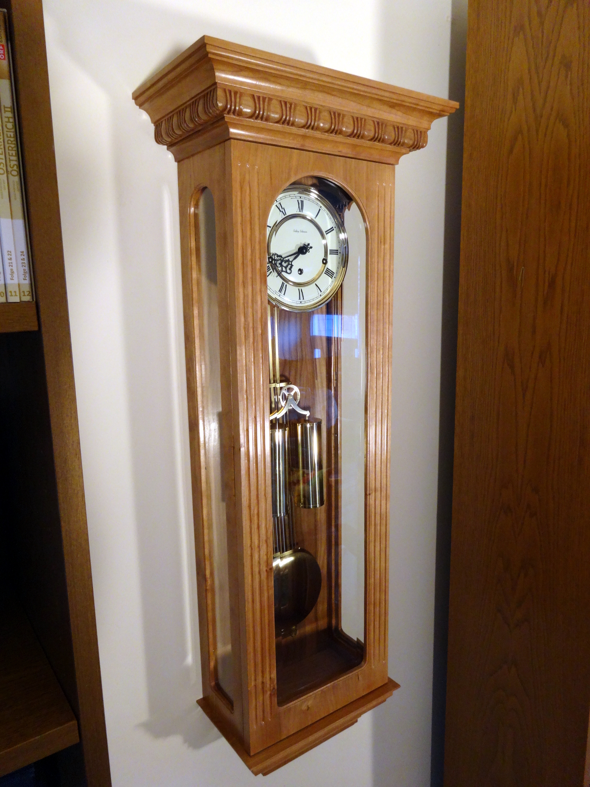 photo of the regulator clock from left side