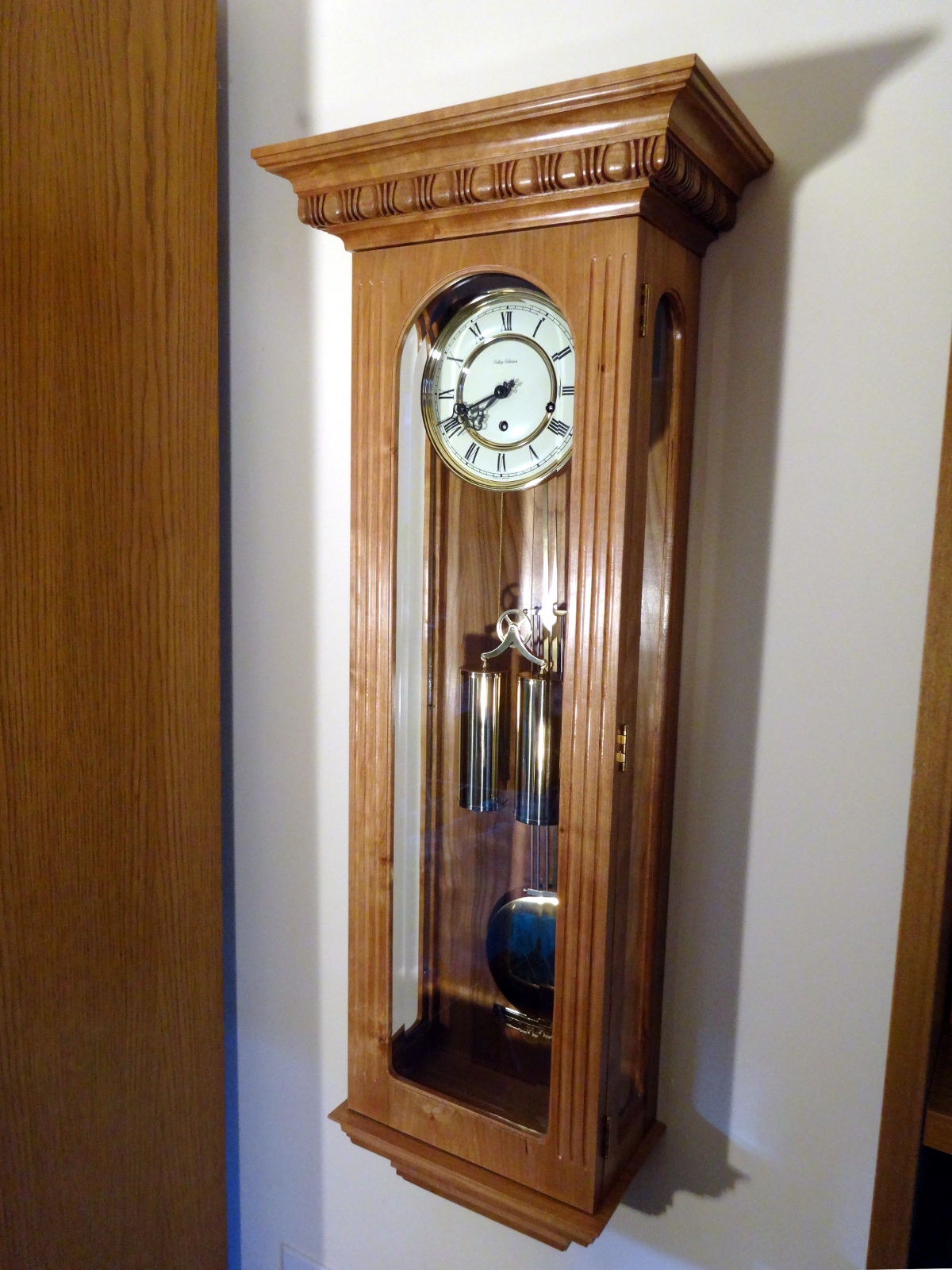 photo of the regulator clock from right side