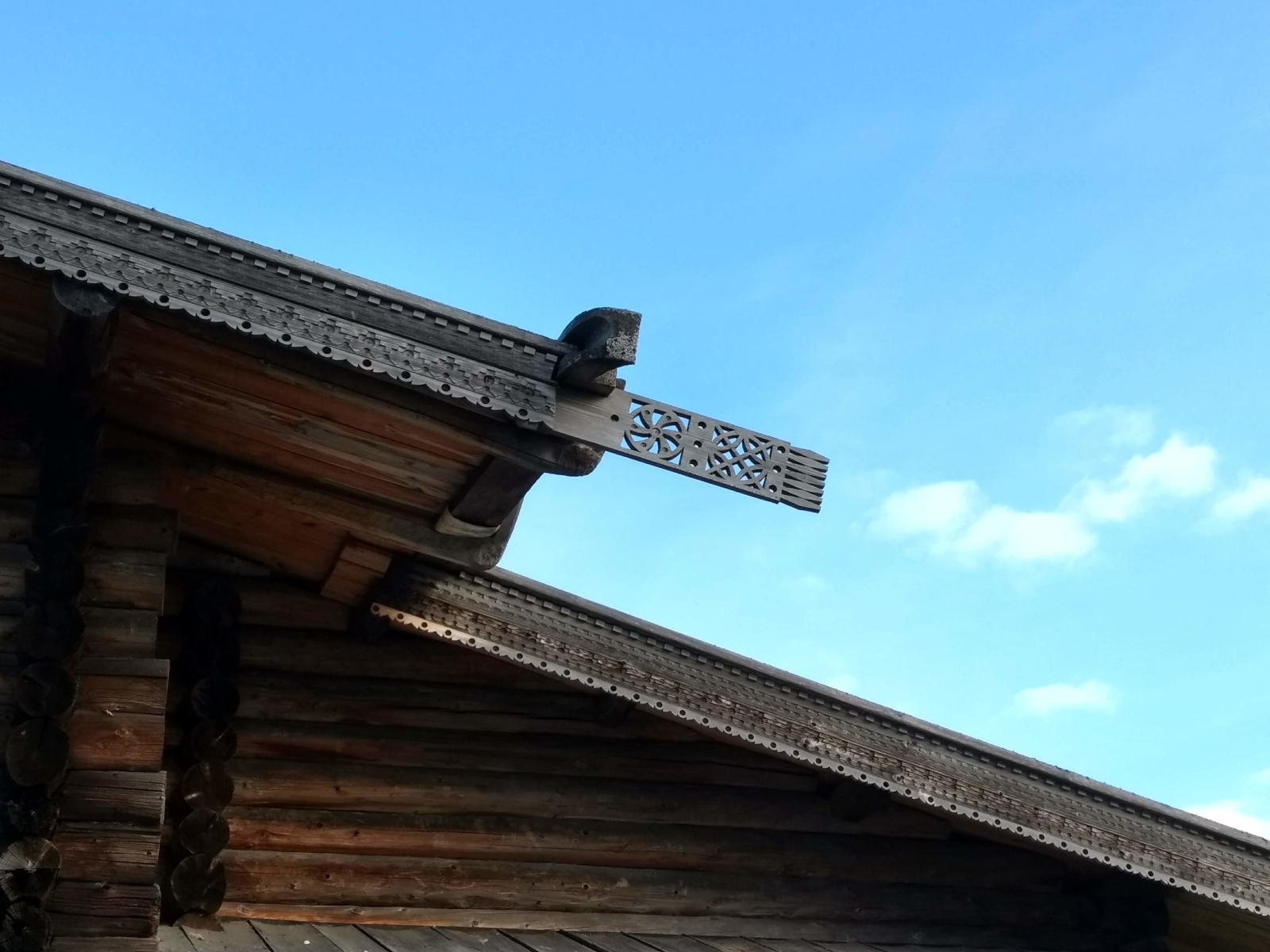 photo of fretwork on a log building