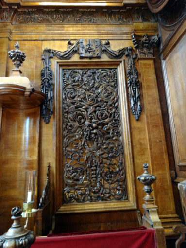 photo of main carvings in the screen - seen from the sanctuary